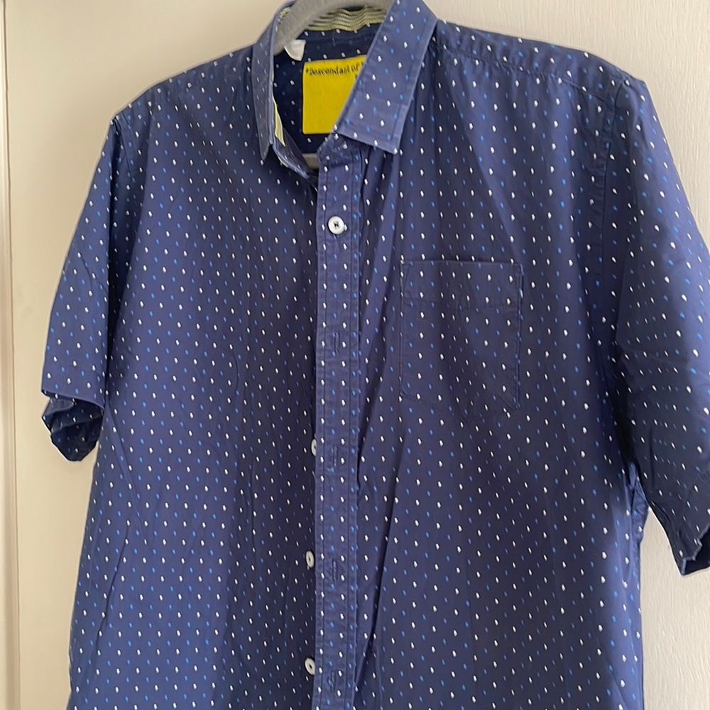 Men’s Large short sleeve shirt.
